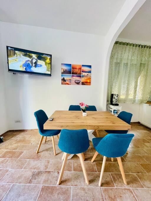 Maddy House - 50 Mt Dal Mare